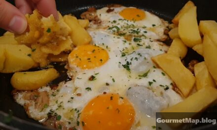 Deconstrucción de un barquito de bogavante, huevo frito, patatas fritas y ajo