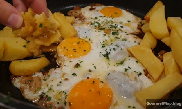 Deconstrucción de un barquito de bogavante, huevo frito, patatas fritas y ajo