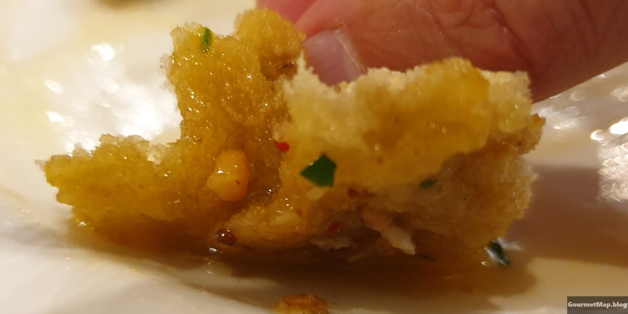 Deconstrucción de un barquito de bogavante, huevo frito, patatas fritas y ajo