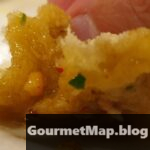 Deconstrucción de un barquito de bogavante, huevo frito, patatas fritas y ajo