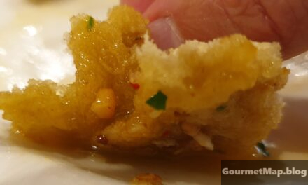 Deconstrucción de un barquito de bogavante, huevo frito, patatas fritas y ajo