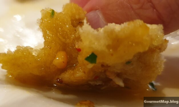 Deconstrucción de un barquito de bogavante, huevo frito, patatas fritas y ajo